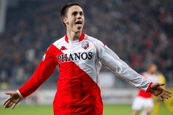 爱游戏官网-包含荷甲赛后再迎强敌；费耶诺德绝杀压哨；主帅态度——更衣室稳定；阵容厚度经受考验的词条