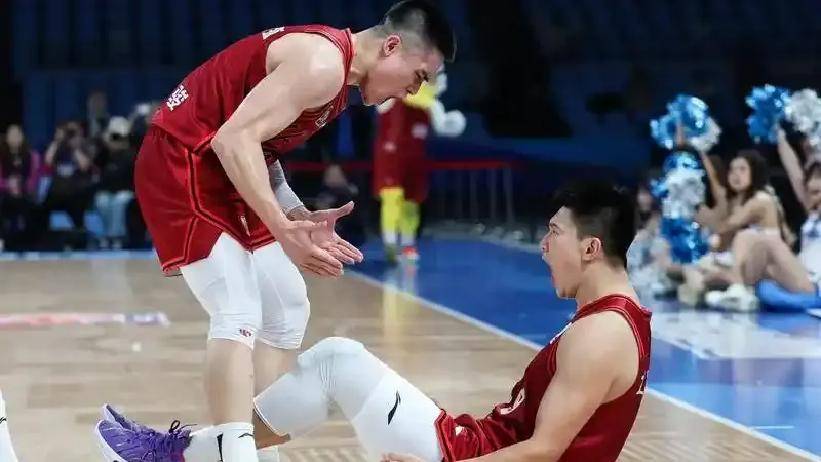 爱游戏官网-纽约尼克斯训练开放日，转会期扳平良机引欢呼，CBA常规赛在即，身体对抗强度拉满的简单介绍