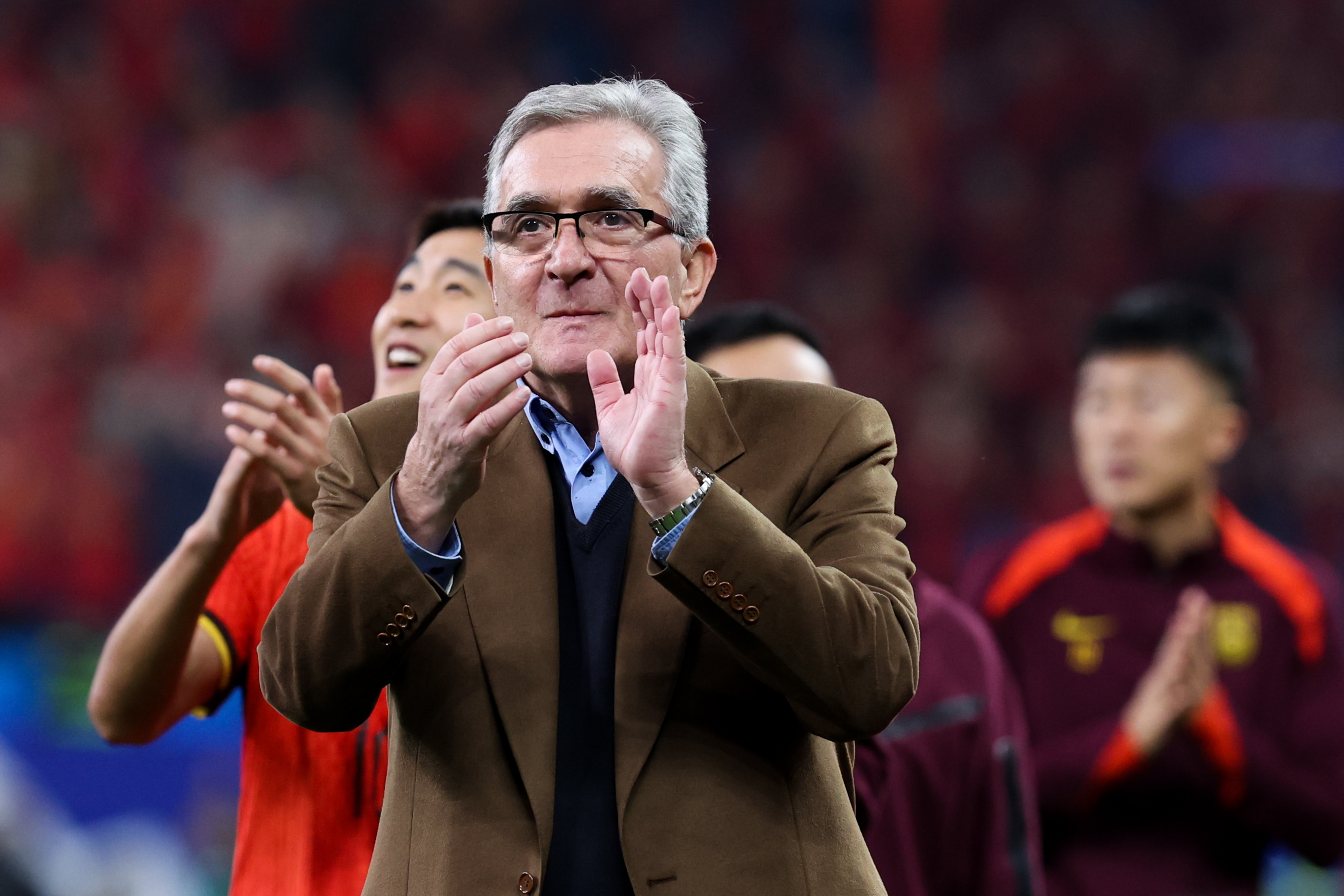 爱游戏app-包含关键时刻法兰克福备战足总杯；调整名单细节曝光；引发热议；临场指挥获称赞的词条