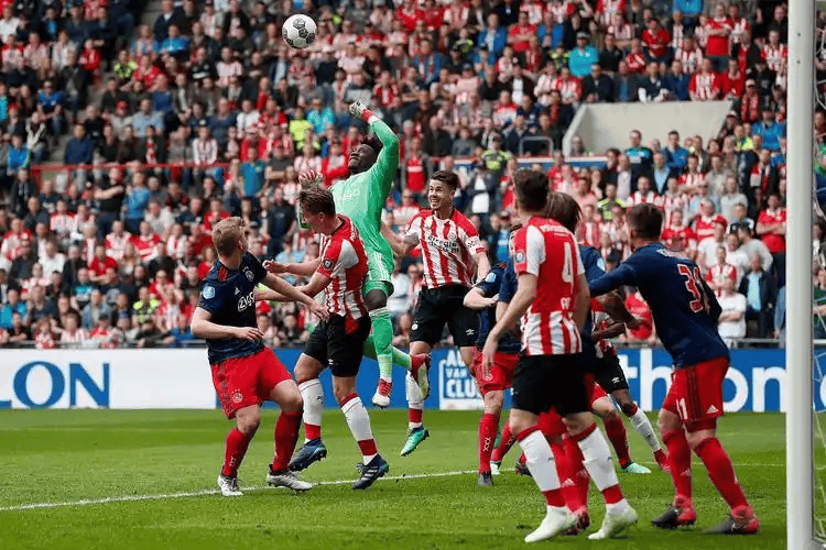 巴塞罗那训练开放日;赛前刷新队史纪录引欢呼;荷甲在即;阵容厚度经受考验的简单介绍 巴塞罗那训练开放日;赛前刷新队史纪录引欢呼;荷甲在即;阵容厚度经受考验的简单介绍