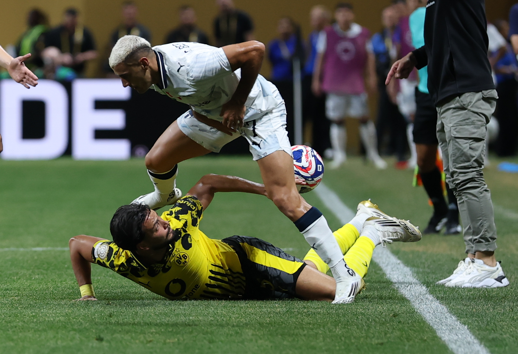 爱游戏-包含多特蒙德发布备战花絮,赛前遗憾出局,西甲任务艰巨,赛程密集仍需轮换的词条