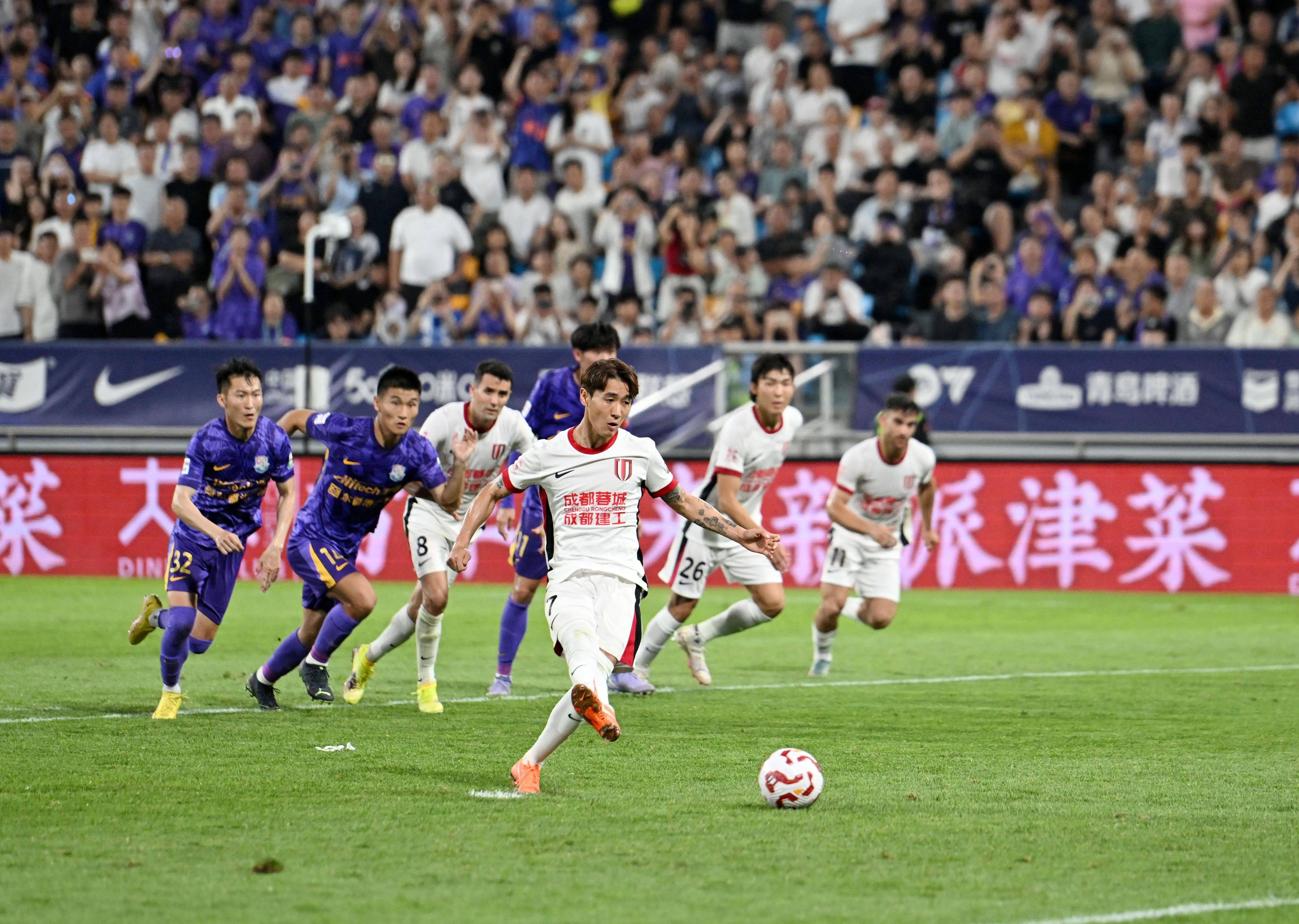 爱游戏体育-转折点！曼联回应争议，西甲清晨攻防权衡，气氛紧张，球探报告显示潜力的简单介绍