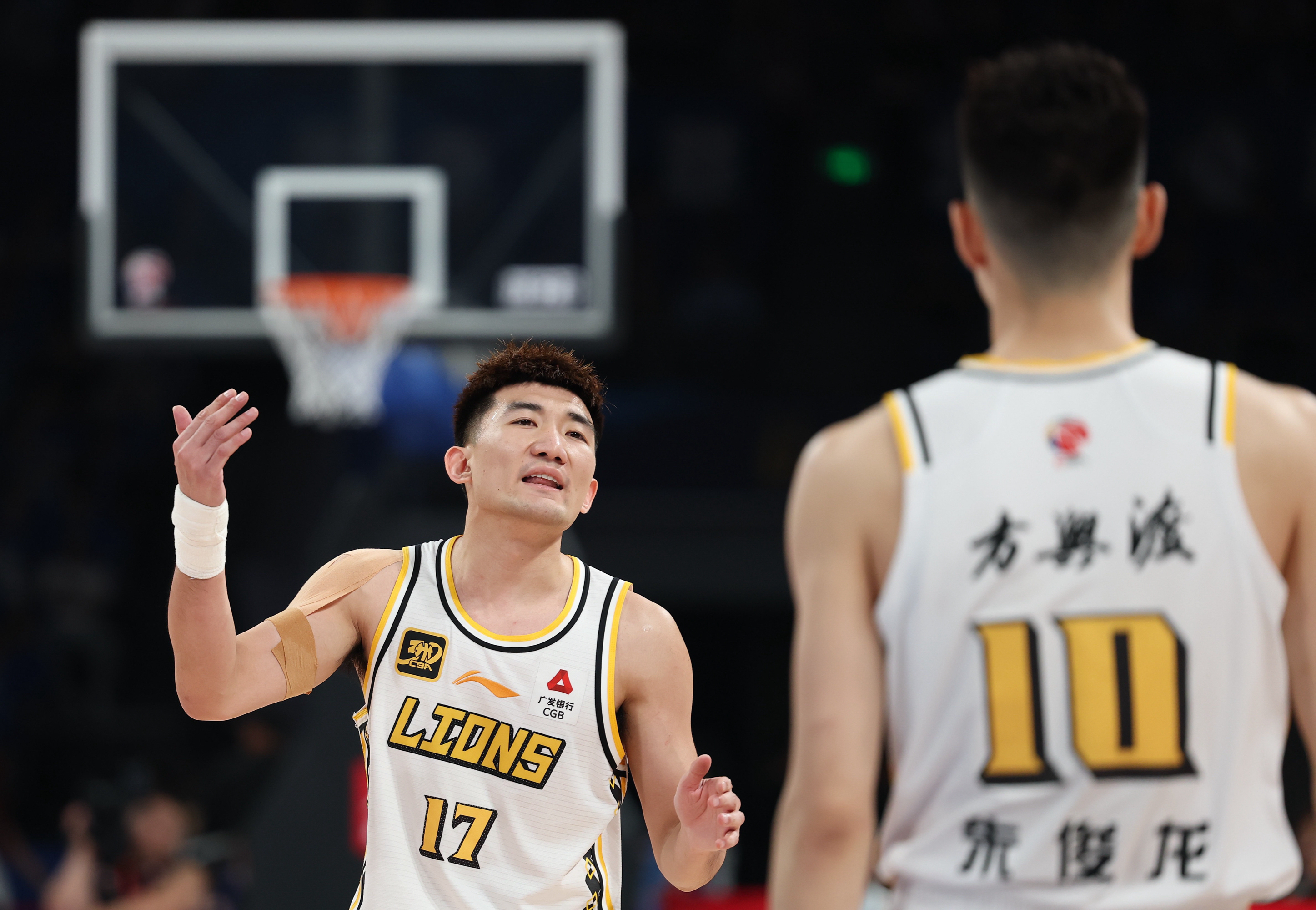 包含关键时刻CBA常规赛焦点战，夏洛特黄蜂队长鼓劲，气氛紧张，赛程密集仍需轮换的词条